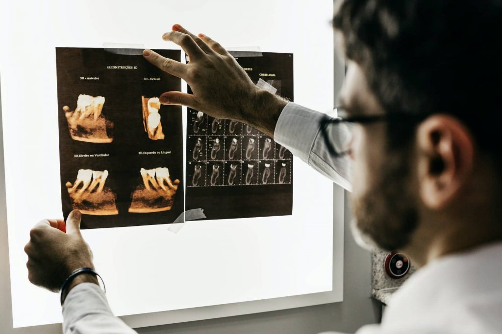Dentista observando una radiografía